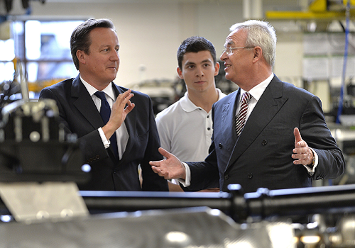 ベントレーを訪れた英国首相キャメロン氏（左）とＶＷグループトップのヴィンターコルン氏（右）