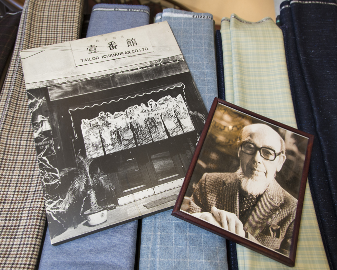 創業者、渡邊實と戦後まもなくの壹番館洋服店。木造の２階建てだったという。