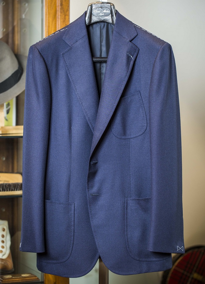 サマーカシミアを使ったシングル・ブレザー。夏のマストアイテムだ。これはナポリの超一流処、アットリーニの一着だ。43万円（アットリーニ／信濃屋 TEL 045-212-4708）